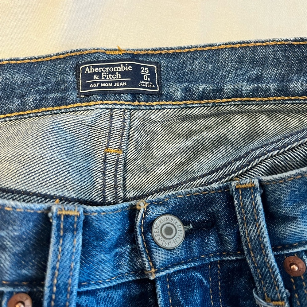 Abercrombie frayed edge ankle mom jeans